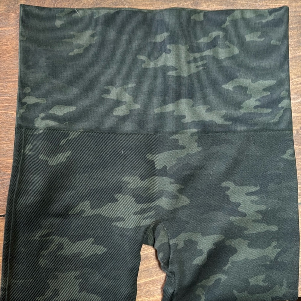 Spanx Medium seamless leggings . Green camo
